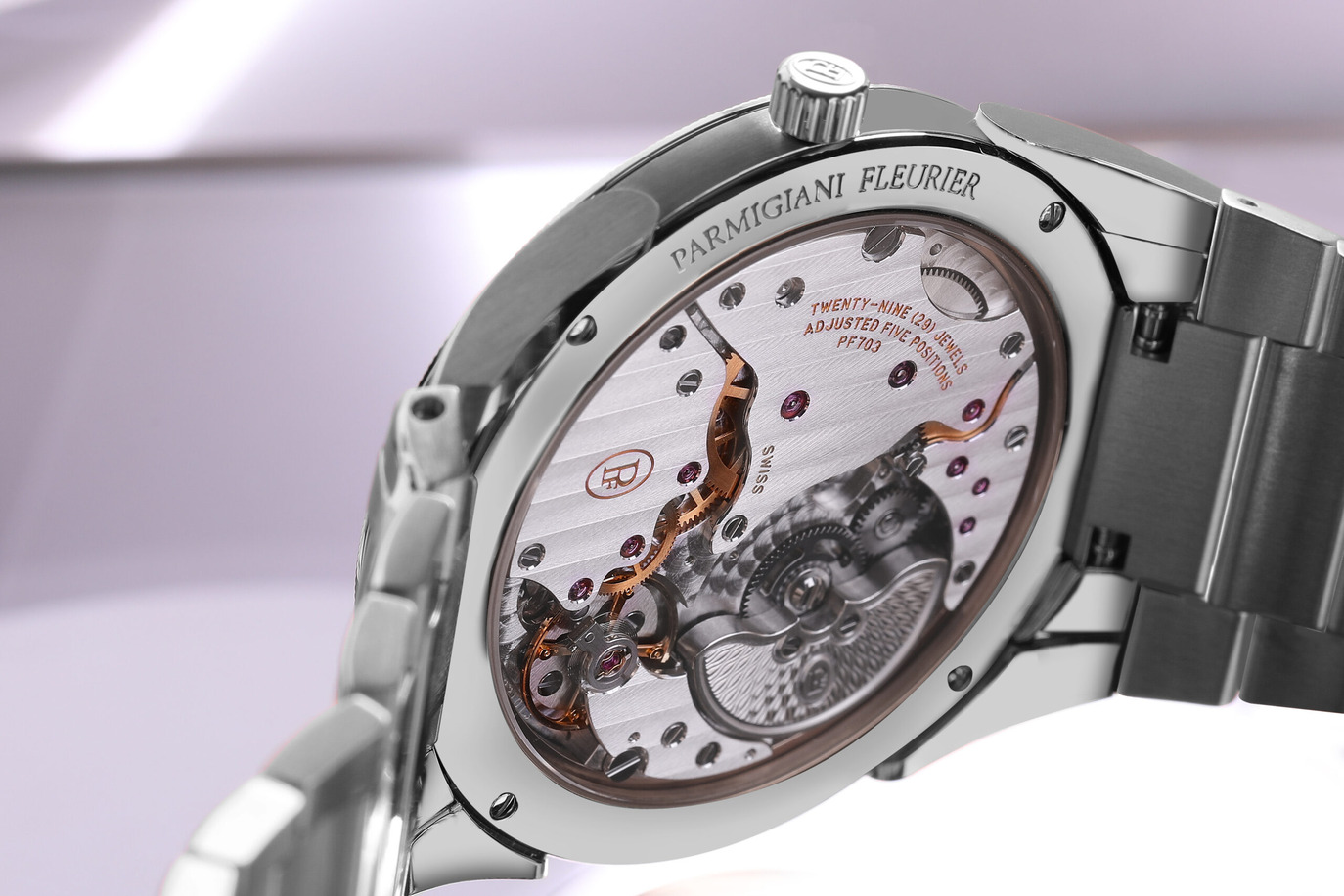 Tonda PF Micro-Rotor под углом: тонкий профиль и стально-платиновый корпус.